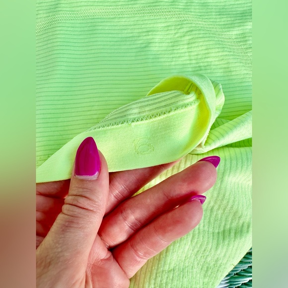 SOLD! Lululemon Swiftly 2.0 race length size 6 🍋 - Picture 3 of 3